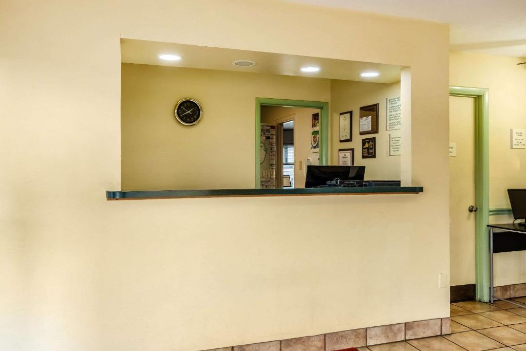 Econo Lodge East Staunton photo 2