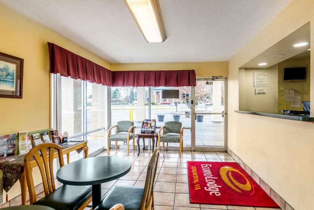 Econo Lodge East Staunton photo 3