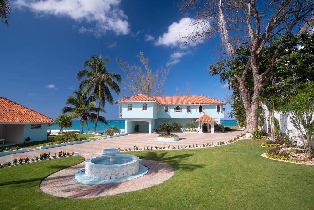 Edgewater Beach Villa - Beach Front, Close to All Attractions photo 2
