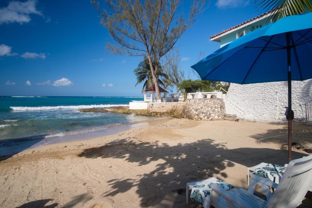 Edgewater Beach Villa - Beach Front, Close to All Attractions photo 3