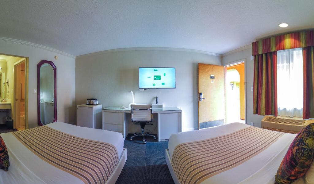 Семейный (Двухместный номер с 2 двуспальными кроватями), Inn at Golden Gate