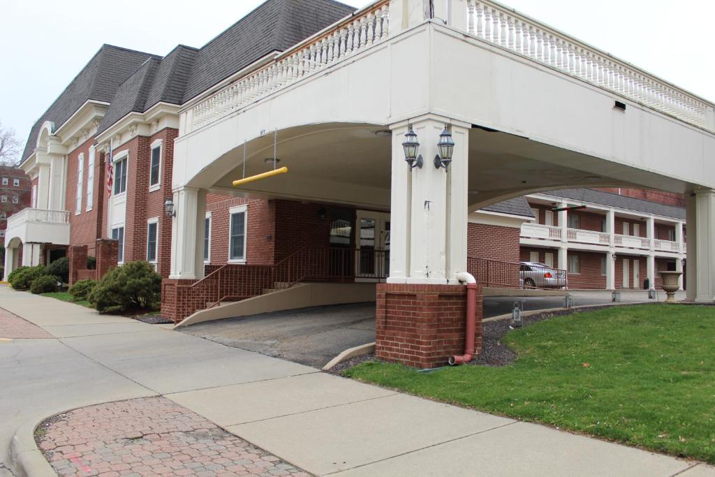 Mansion View Inn and Suite image