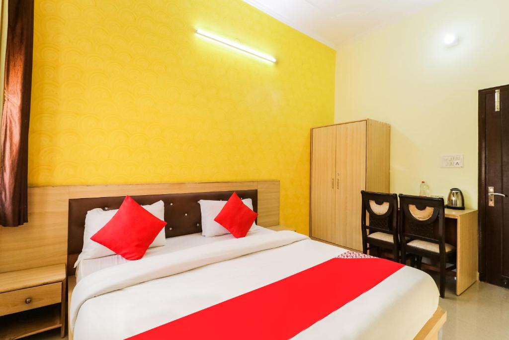 Трехместный (Классический трехместный номер), OYO 71136 Westend Suites