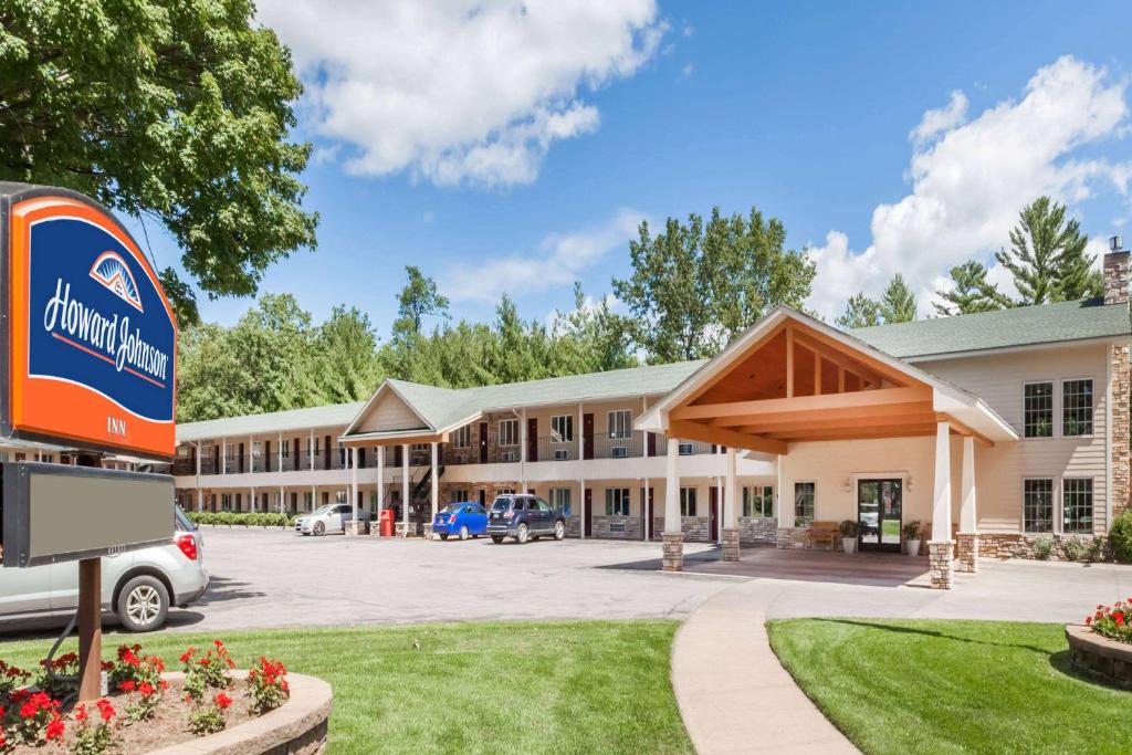 Howard Johnson by Wyndham Traverse City image