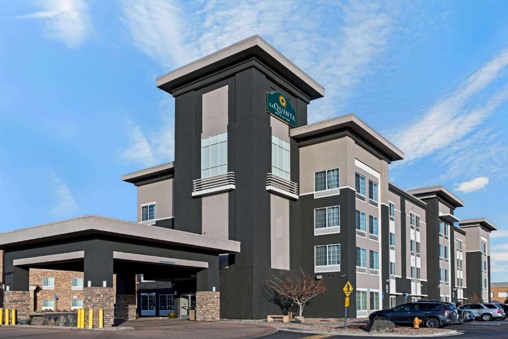 La Quinta Inn & Suites by Wyndham Denver Gateway Park image