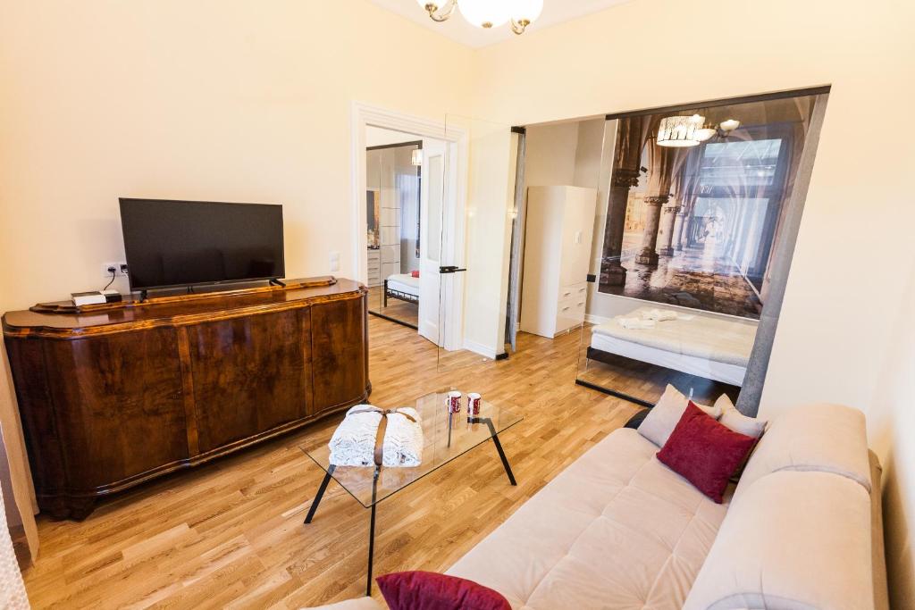 Vintage Podzamcze Apartment - Tap to explore photos