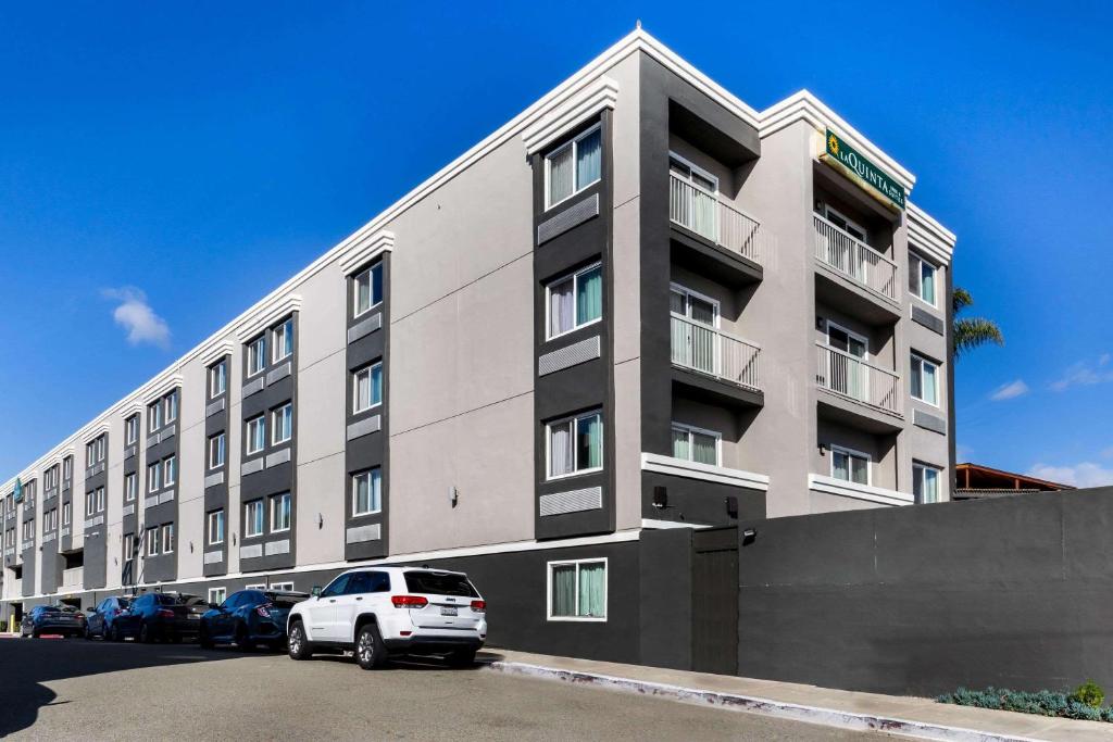 La Quinta Inn & Suites by Wyndham San Diego Mission Bay image