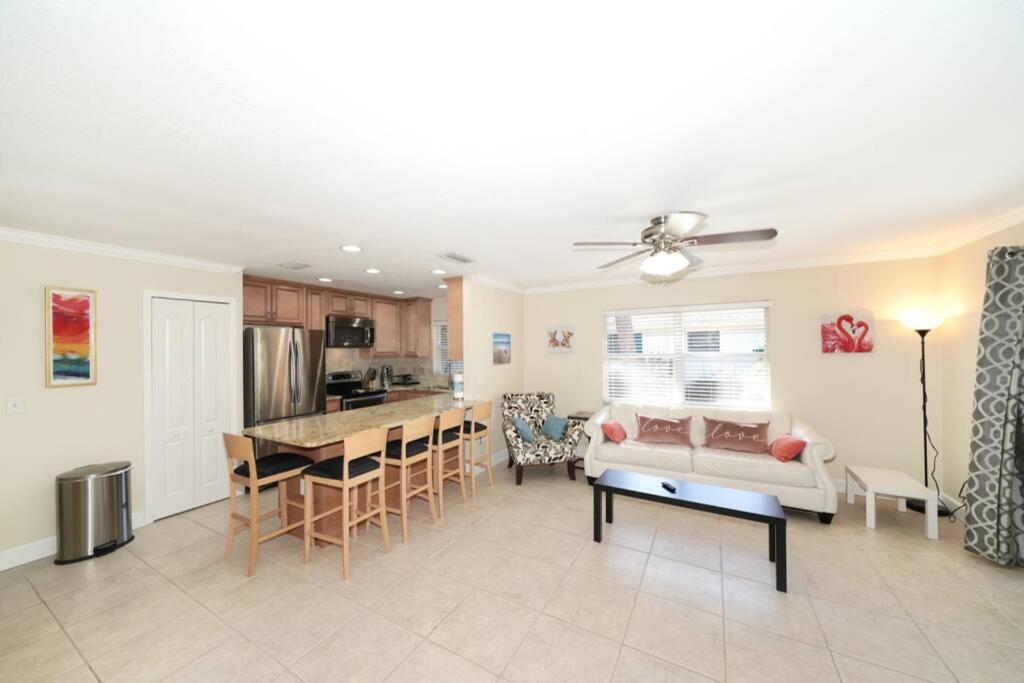 Pet-Friendly, King Bed, Close to Siesta Beach, Restaurants, Shopping image