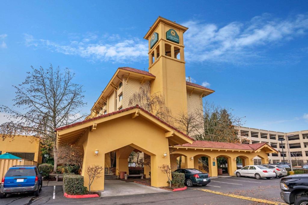 La Quinta Inn & Suites by Wyndham Seattle Sea-Tac Airport image