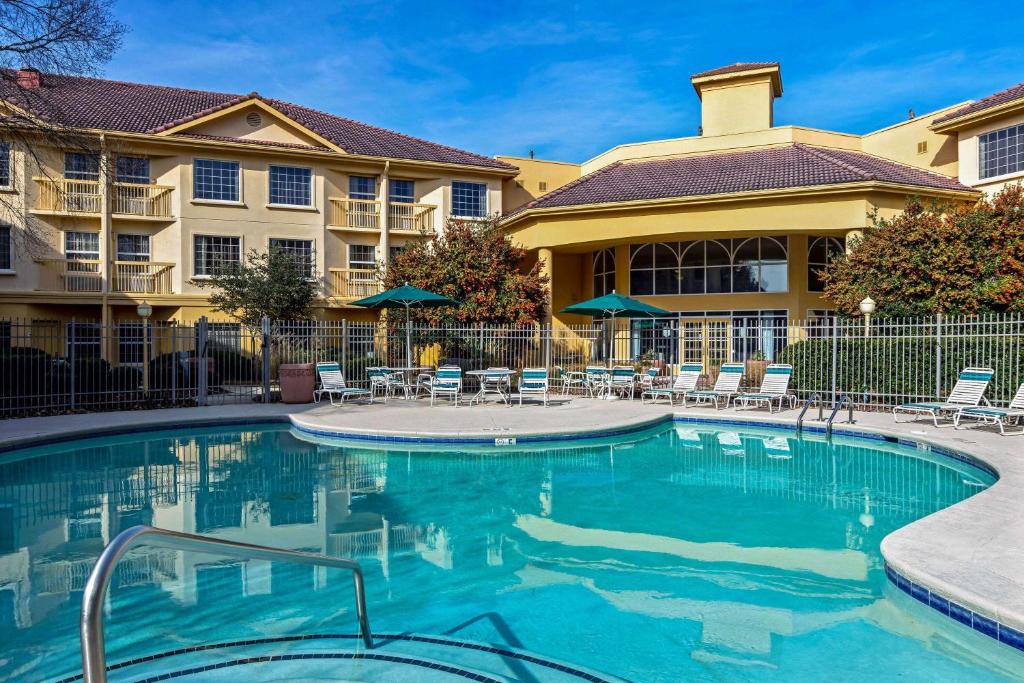 La Quinta Inn & Suites by Wyndham Macon image