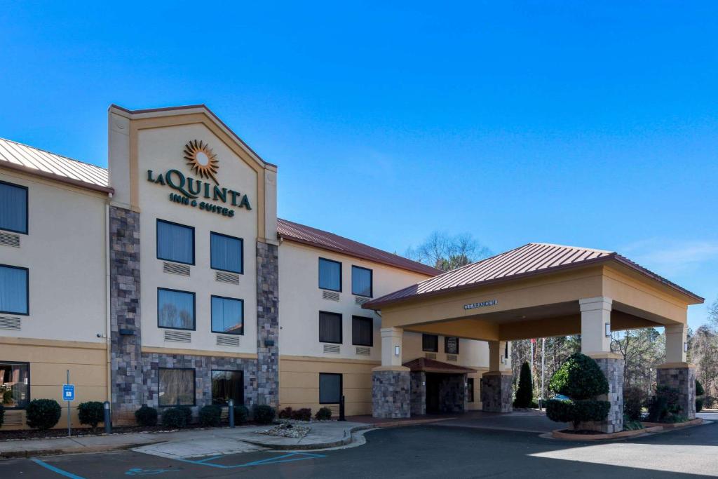 La Quinta Inn & Suites by Wyndham LaGrange / I-85 image