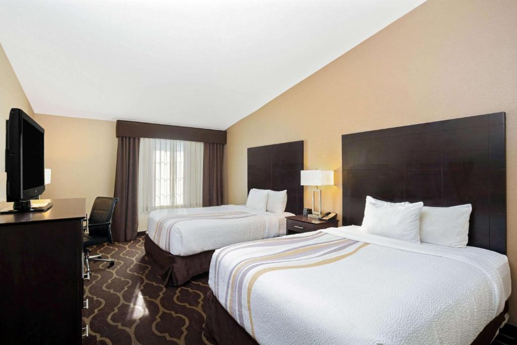 Четырехместный (Номер Делюкс с 2 кроватями размера «queen-size»), La Quinta Inn & Suites by Wyndham LV Tropicana Stadium
