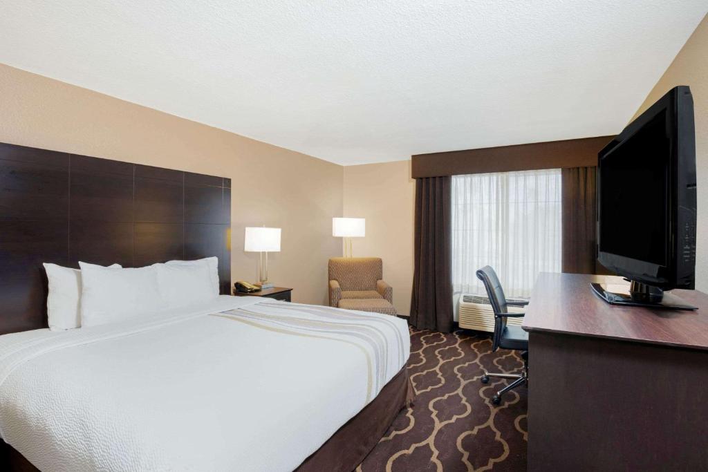 Двухместный (Номер с кроватью размера «king-size»), La Quinta Inn & Suites by Wyndham LV Tropicana Stadium