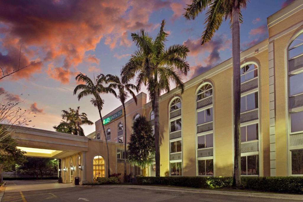 La Quinta Inn & Suites by Wyndham Sunrise image