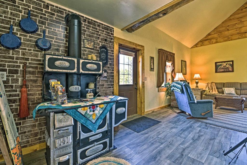 Honey House Cabin - A Quiet Countryside Retreat! photo 4
