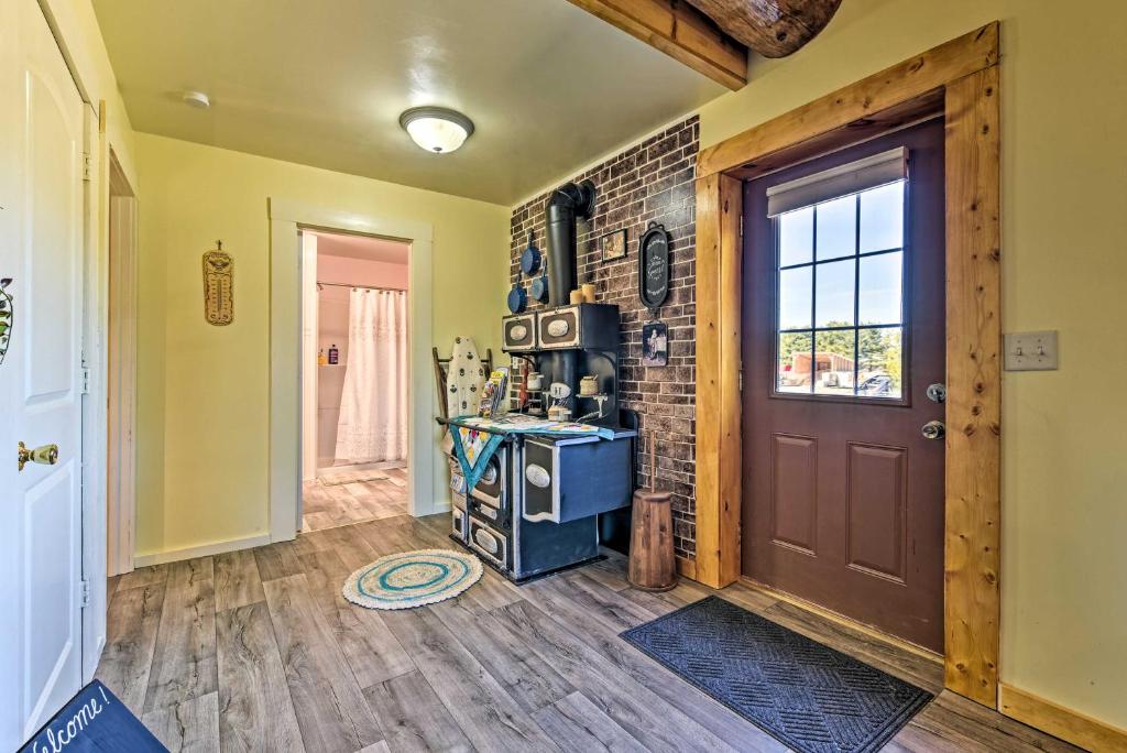 Honey House Cabin - A Quiet Countryside Retreat! photo 3