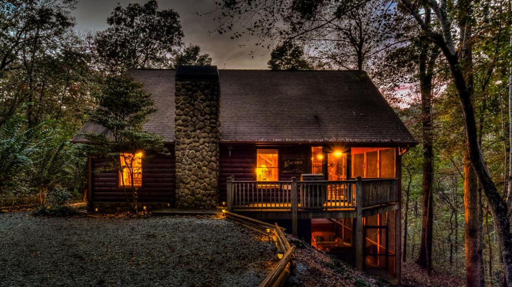 Riverwalk- to Toccoa River | Screened Porch | Pet Friendly | Fenced Yard - Tap to explore photos