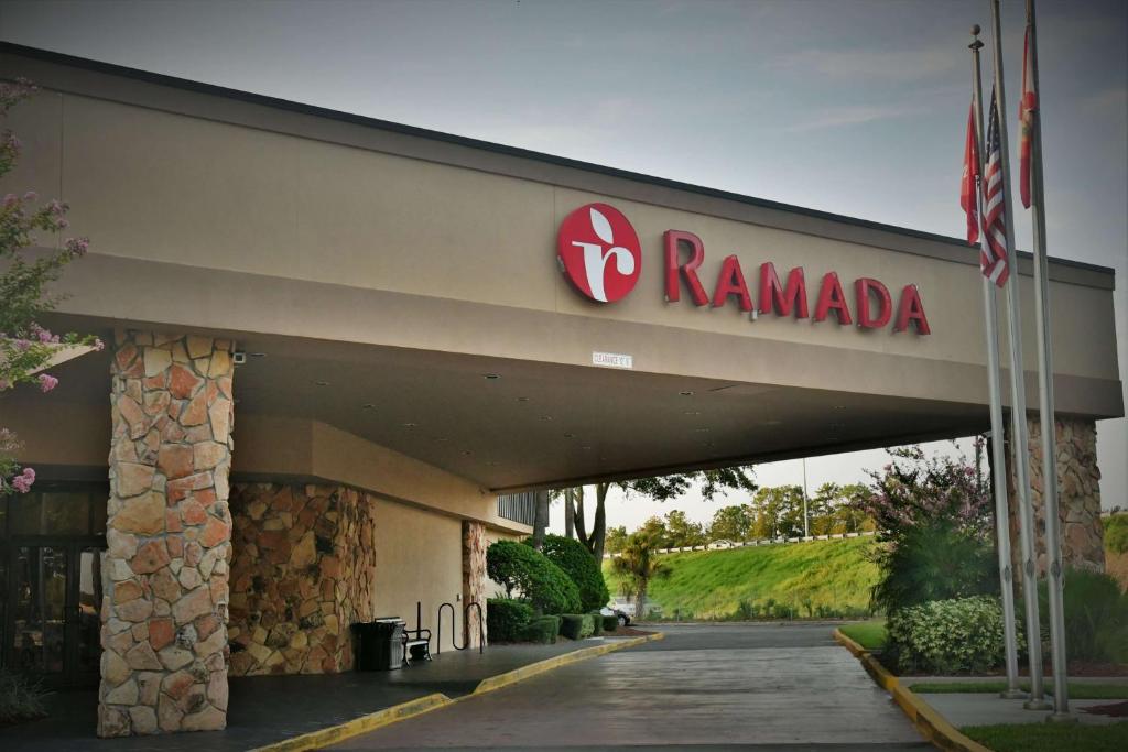 Ramada by Wyndham Jacksonville Hotel & Conference Center photo 1