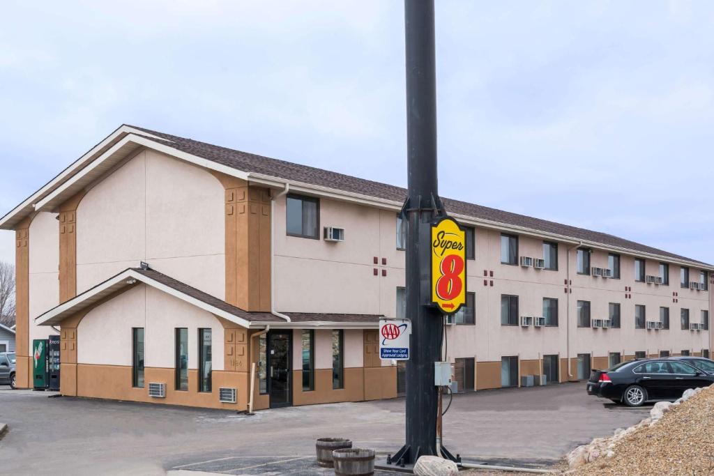 Super 8 by Wyndham Bismarck image