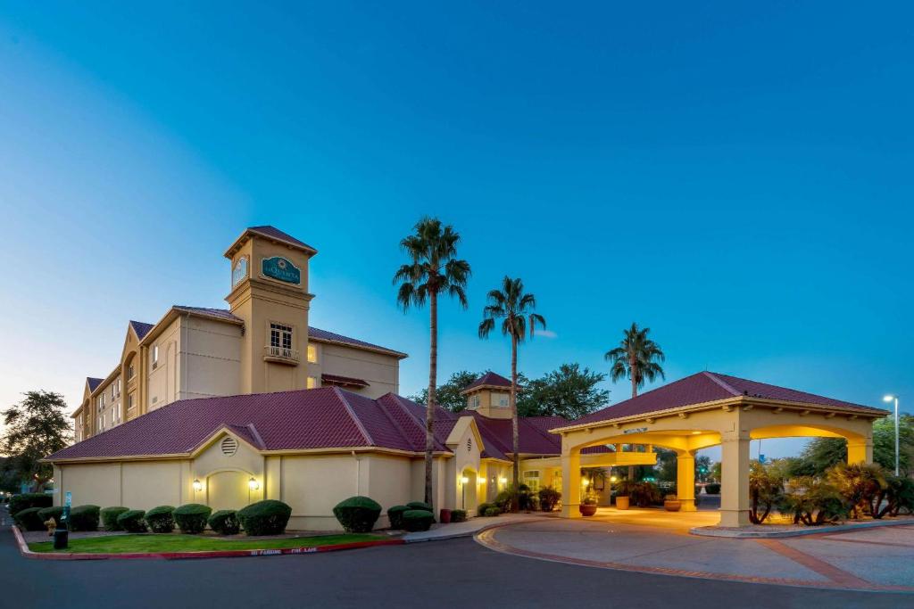 La Quinta Inn & Suites by Wyndham Phoenix West Peoria image