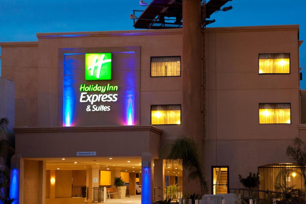 Holiday Inn Express Hotel & Suites Woodland Hills, an IHG Hotel image