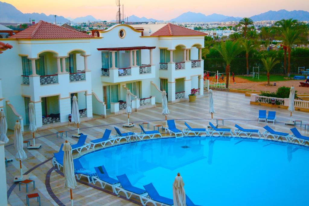 Трехместный (Трехместный номер с видом на бассейн), Helnan Marina Sharm Hotel