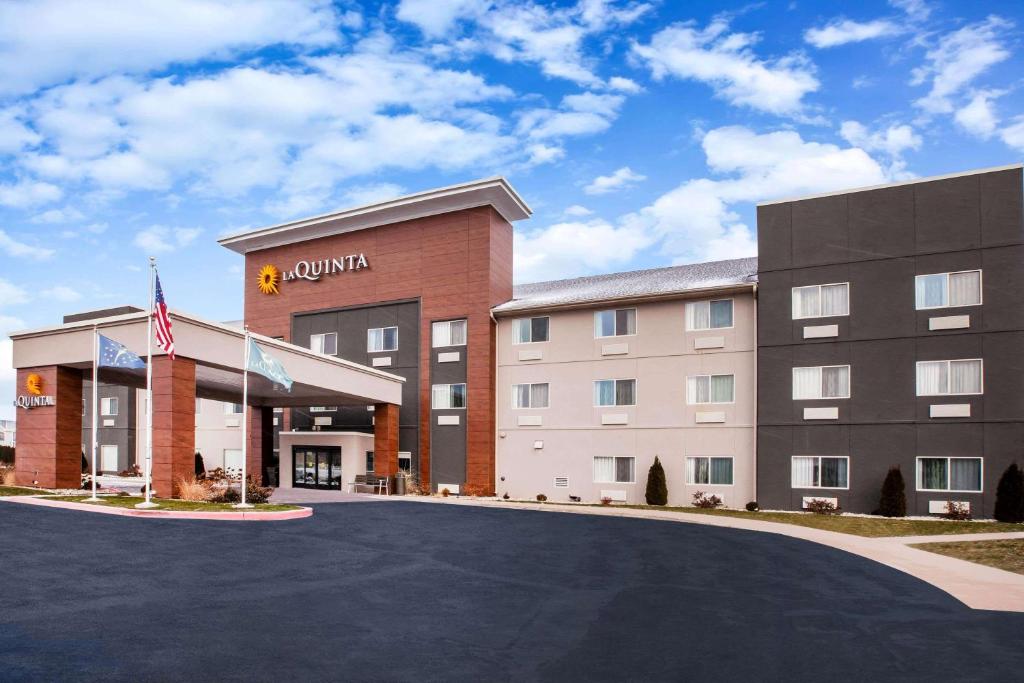 La Quinta Inn and Suites by Wyndham Elkhart photo 1