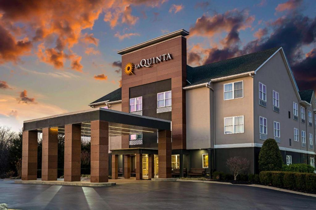La Quinta Inn & Suites by Wyndham Lebanon image