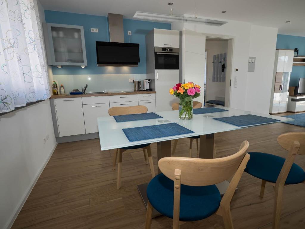16Lilien Apartmentwohnung Gartenblick photo 4