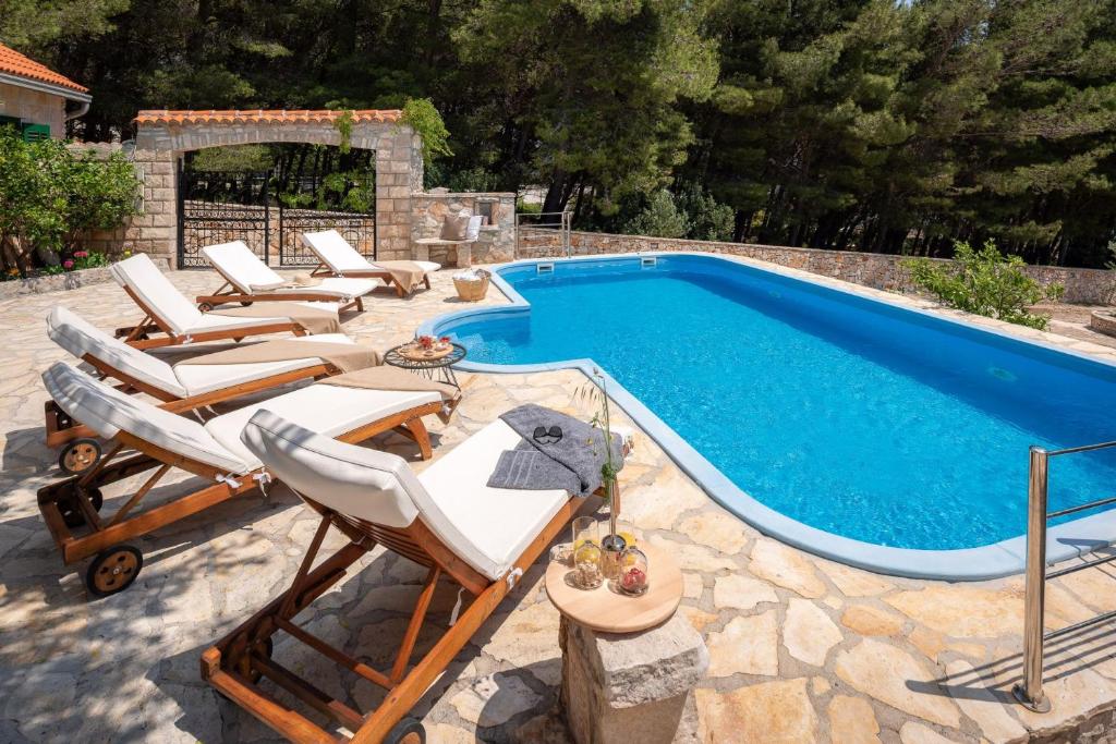 Villa Zlatni Rat with pool by the beach Zlatni rat in Bol - Brac photo 3