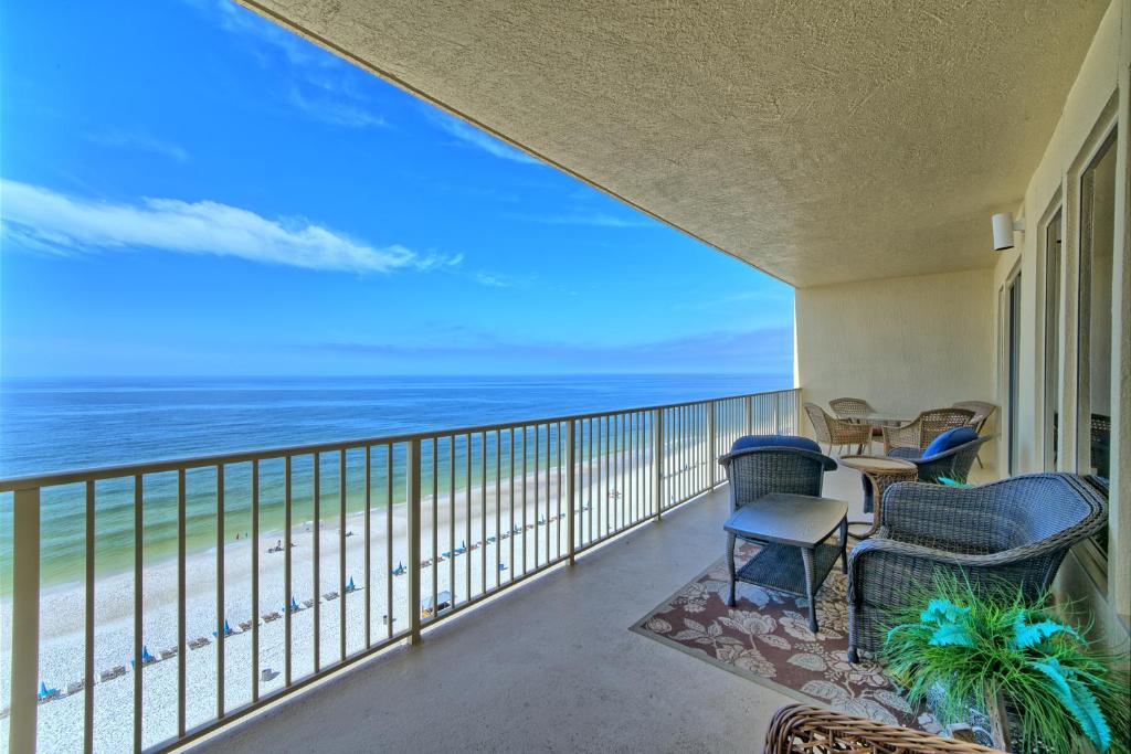 Marvelous Condo with Beachside Pool and Free Poolside WiFi - Unit 0902 photo 4