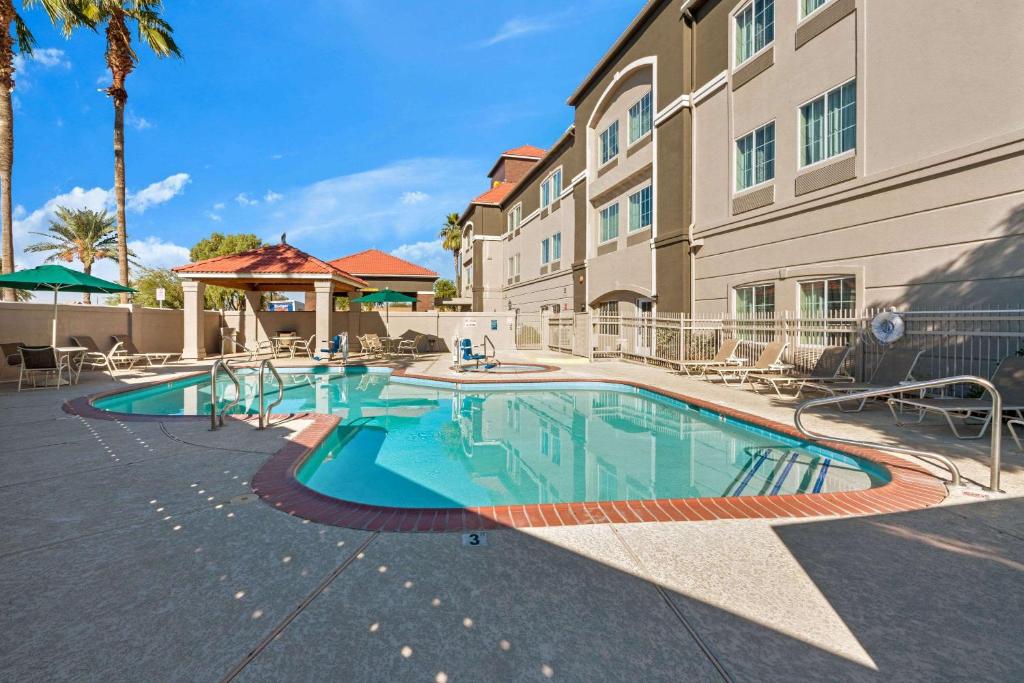 La Quinta Inn & Suites by Wyndham Phoenix I-10 West image