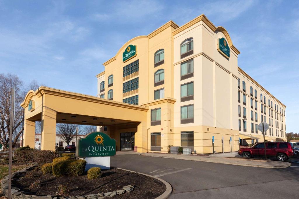 La Quinta Inn & Suites by Wyndham Garden City image