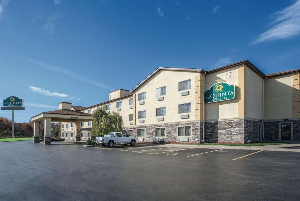 La Quinta by Wyndham Erie photo 1