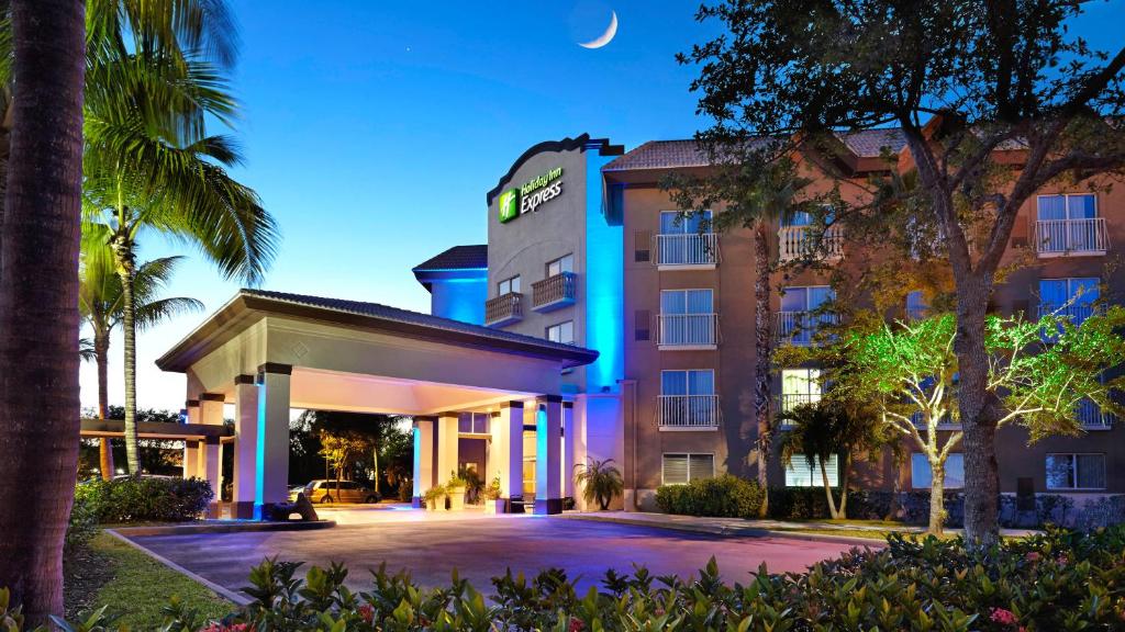 Holiday Inn Express & Suites Naples Downtown - 5th Avenue, an IHG Hotel image