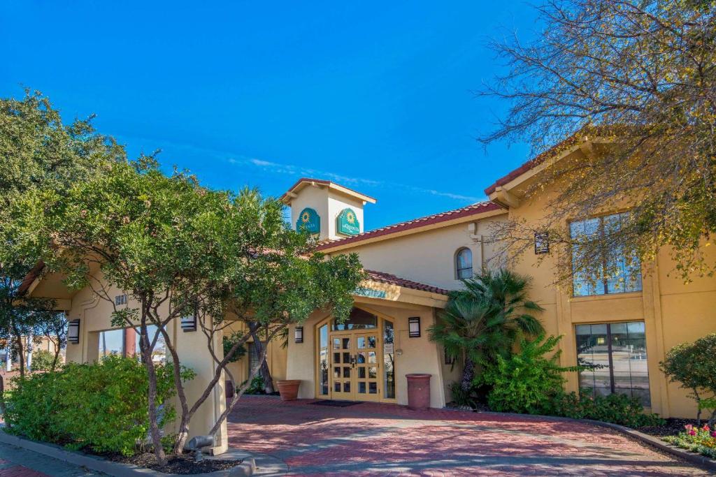 La Quinta Inn by Wyndham San Antonio I-35 N at Rittiman Rd image