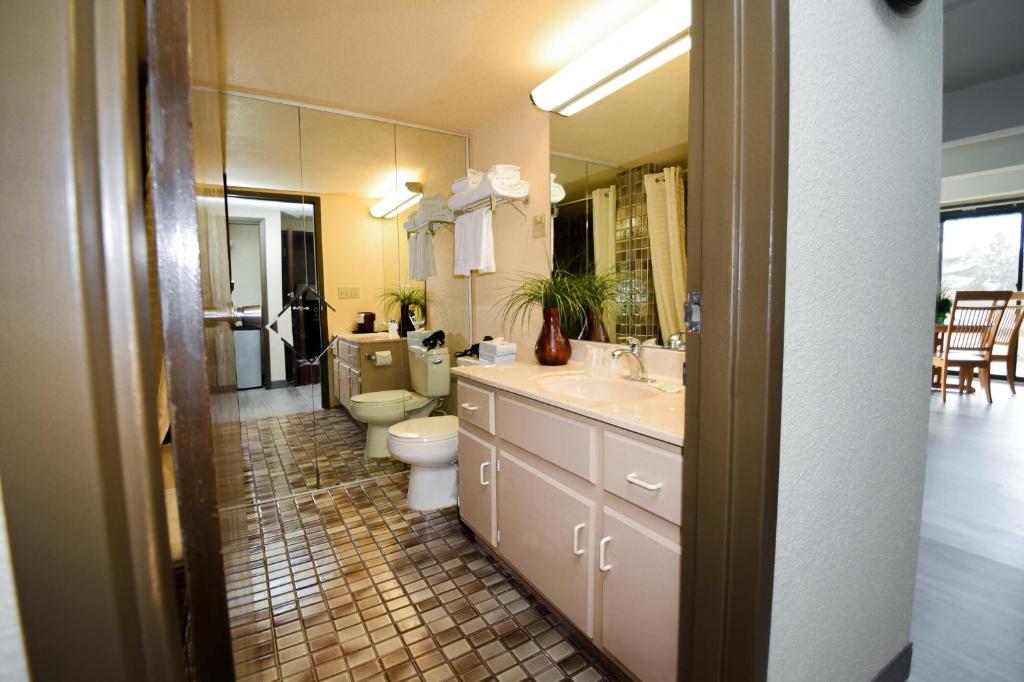 Fairway Inn and Suites, an Ascend Collection Hotel - Tap to explore photos
