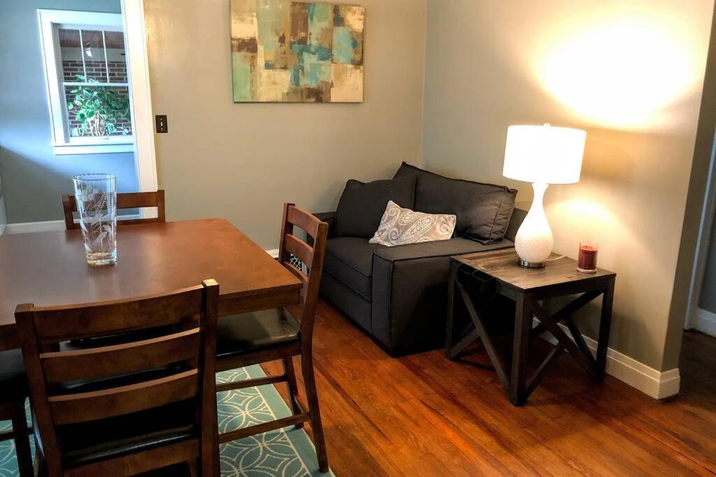 2BR Private House Available close to UE photo 2