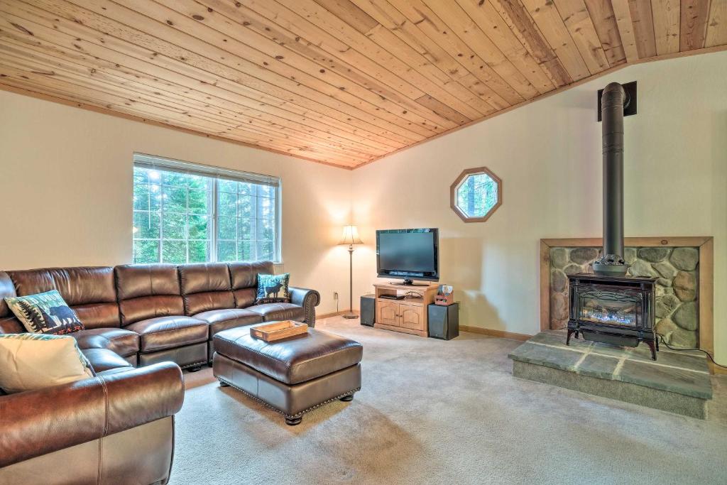 Serene Woodland Cabin 4 Mi to Big Tree State Park photo 1