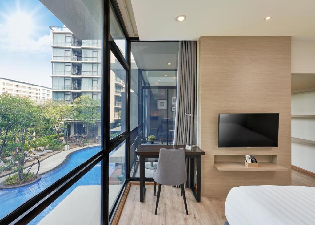 Сьюит (Люкс «Гранд» с видом на бассейн), Отель At Mind Serviced Residence