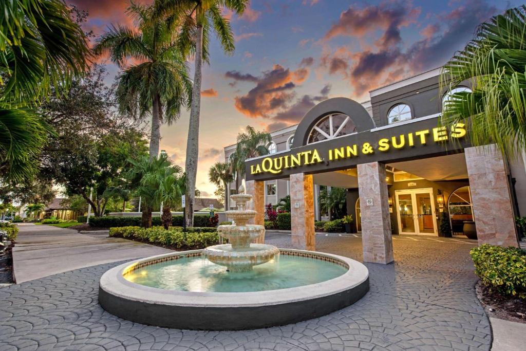 La Quinta Inn & Suites by Wyndham Coral Springs South image
