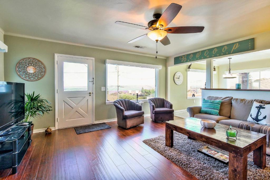 Stunning Monterey Home with Views Right on the Bay! photo 3