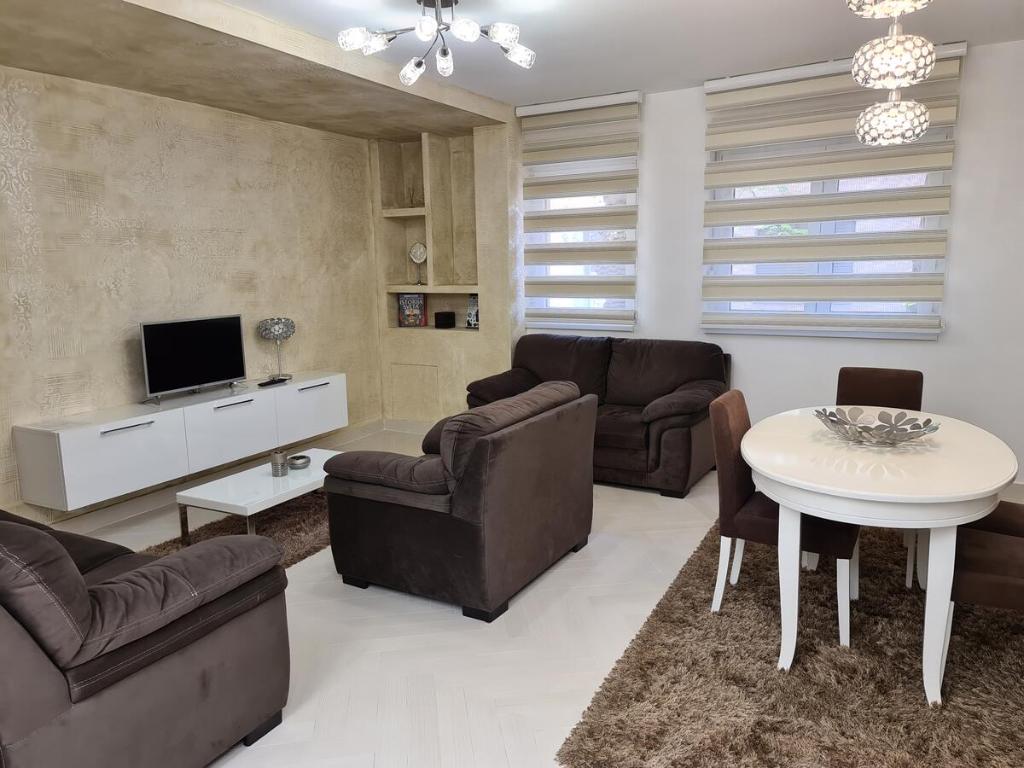 Adonis Apartment photo 4