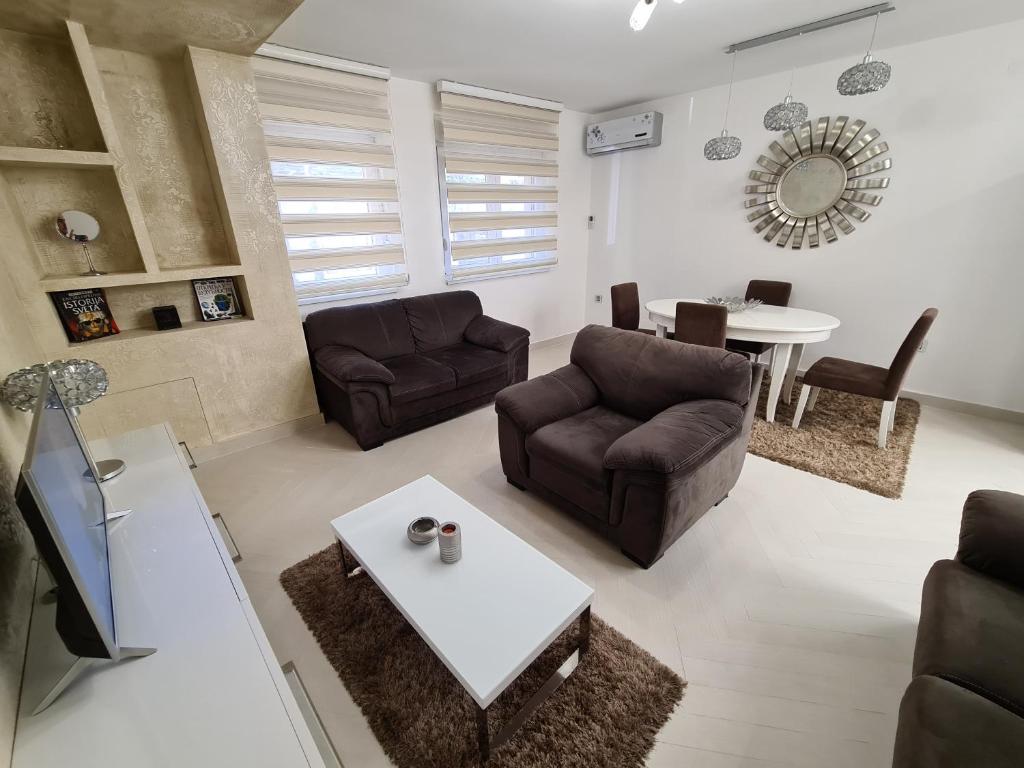 Adonis Apartment photo 1