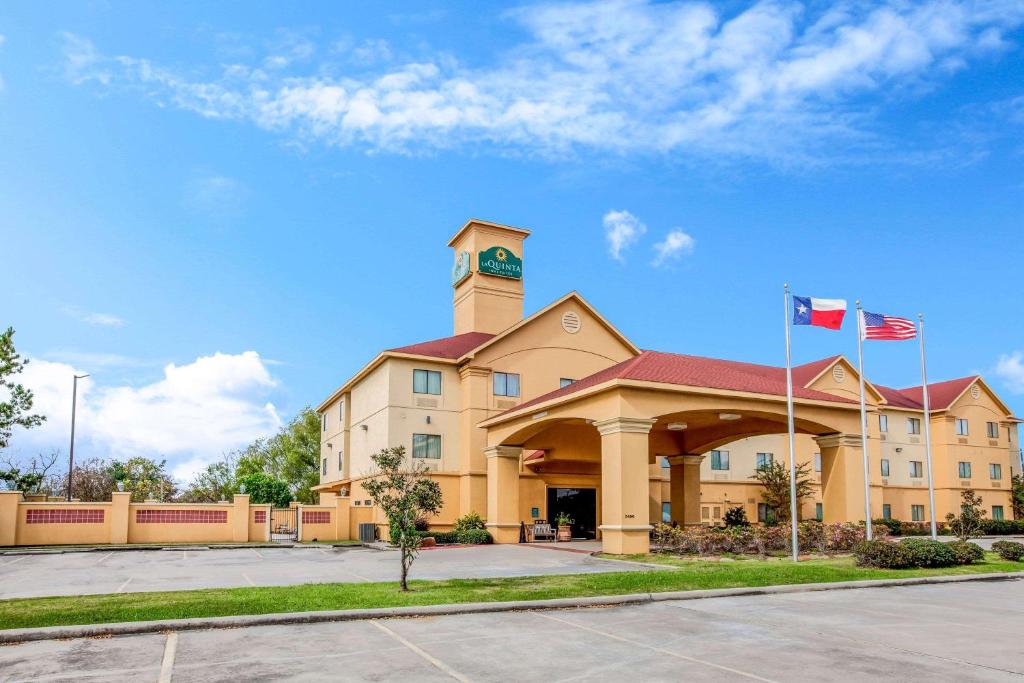 La Quinta Inn & Suites by Wyndham Pasadena image