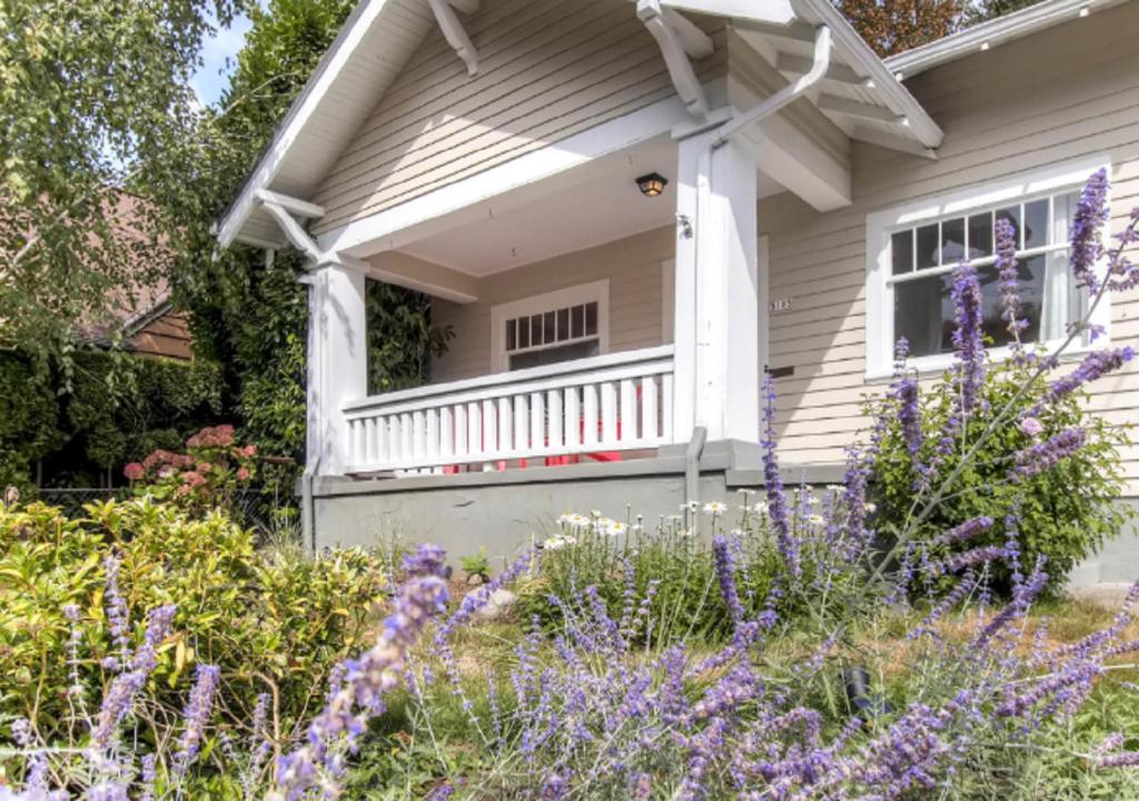 30 Day+ Craftsman; Stroll 2 Food & Downtown! image