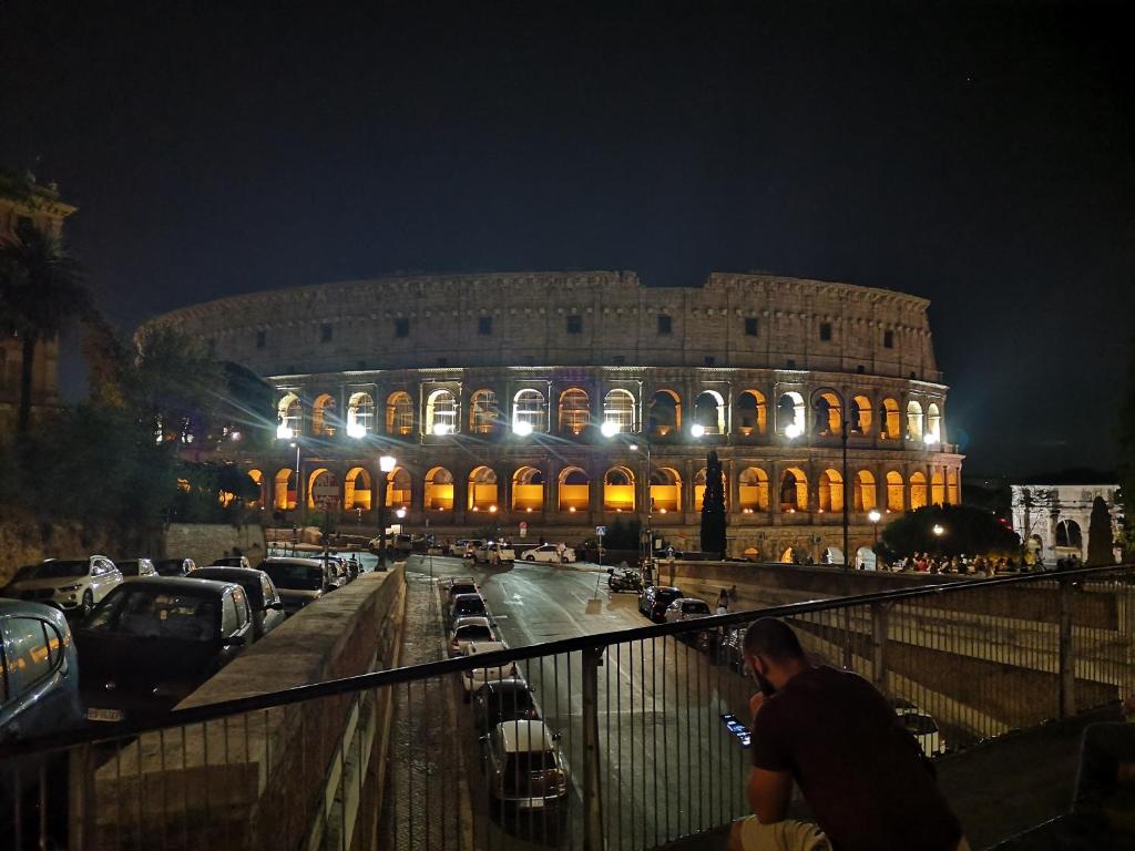 SUPERATTICO SUL COLOSSEO - Tap to explore photos