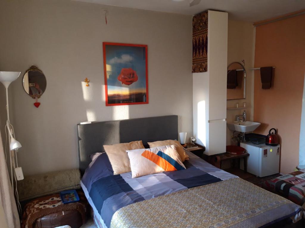 Homey Budget Bedroom photo 3