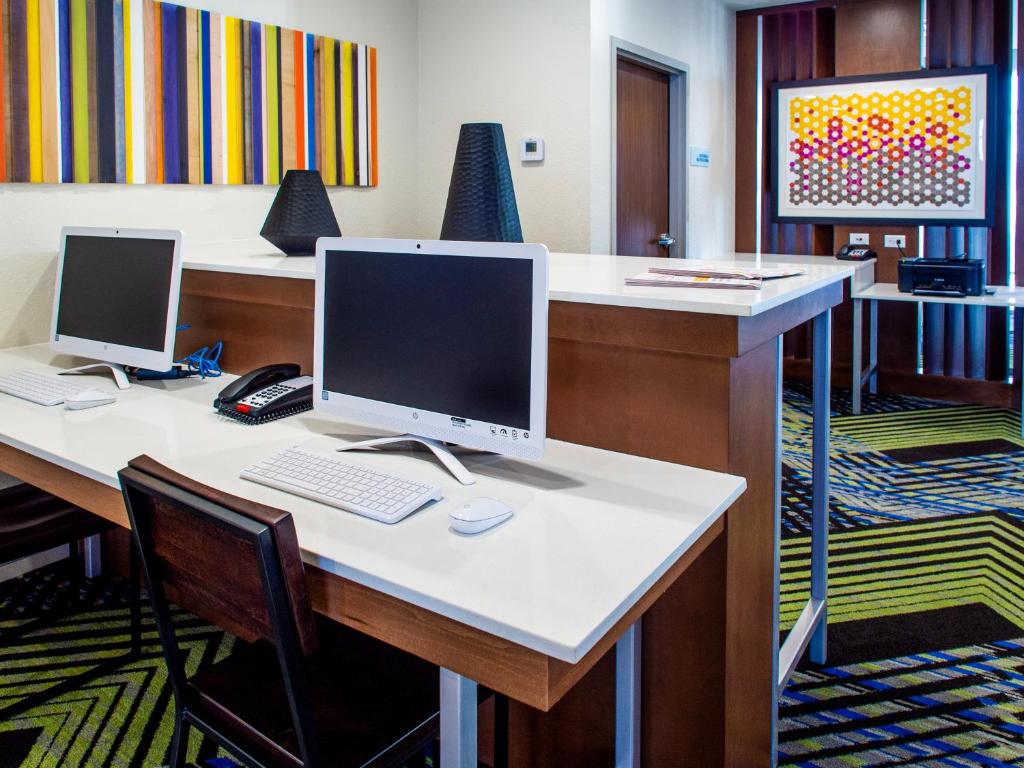 Holiday Inn Express & Suites - Oklahoma City Airport, an IHG Hotel photo 3