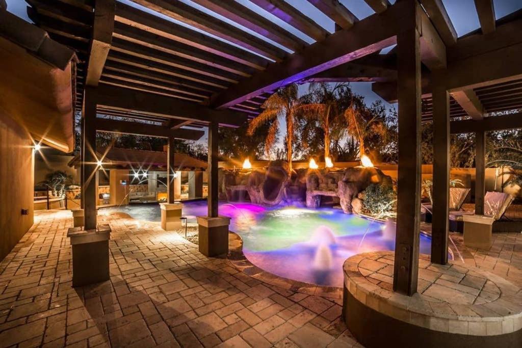 Estate Resort Style Oasis 6BDRM, 5.5 Bath Heated Pool with Misters image